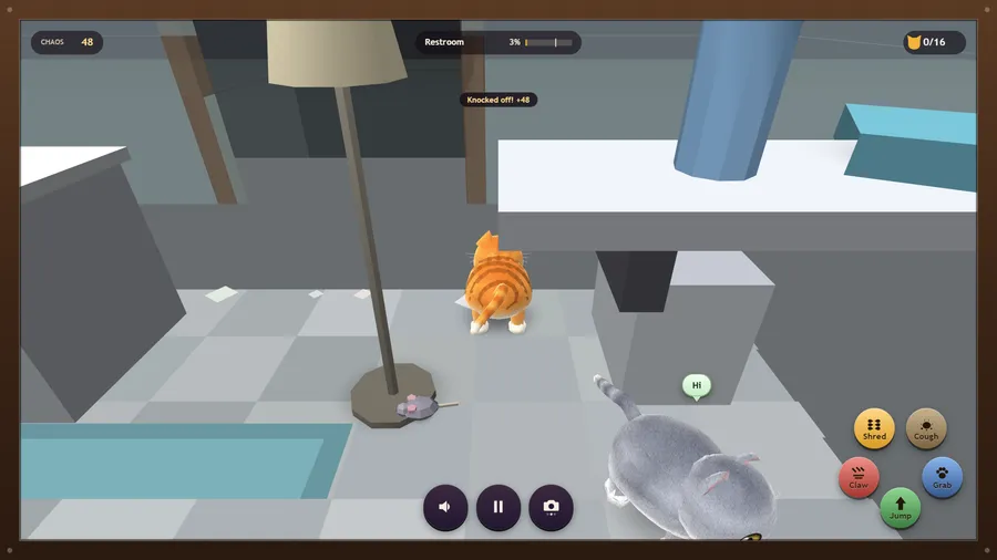 El baño con la cámara de habitación entera: el gato naranja en las baldosas, un atigrado gris y una lámpara de pie