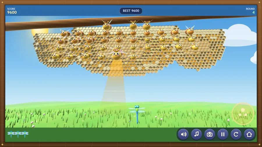 Close view, round 4: a crowned queen bee shines a golden honey beam down beside the blue dragonfly; score 9600